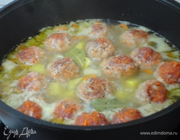 Фарш отбейте и сформируйте фрикадельки. Выложите их между кусочками картофеля. При необходимости добавьте воды. Доведите до кипения, убавьте нагрев, оставив медленное кипение до готовности картофеля и фрикаделек.