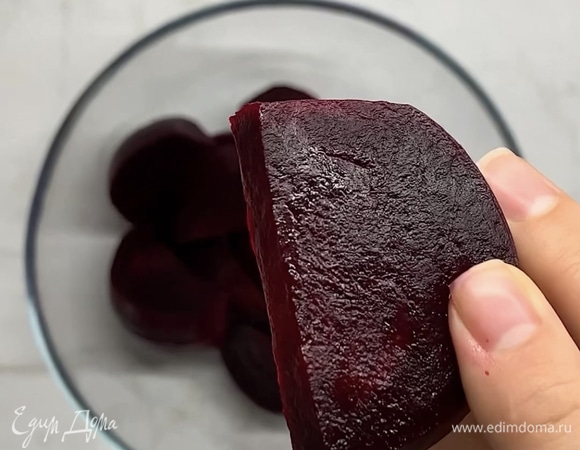 Очищенную свеклу нарезаем на средние кусочки. Нарезаем чеснок и острый перец.