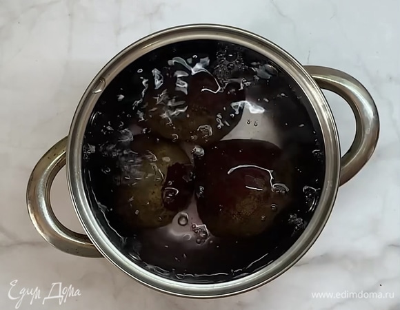 Свеклу тщательно моем, перекладываем в кастрюлю и варим до готовности. Готовую свеклу заливаем ледяной водой, так она легче чистится.