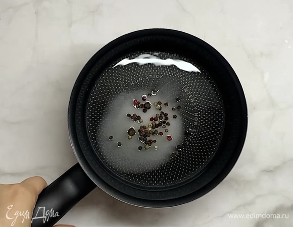 Для маринада. Наливаем воду, добавляем соль, сахар, перец горошком. Доводим до кипения (или варим 5 минут).