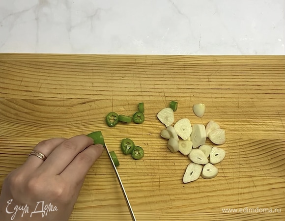 Нарезаем чеснок и острый перец.