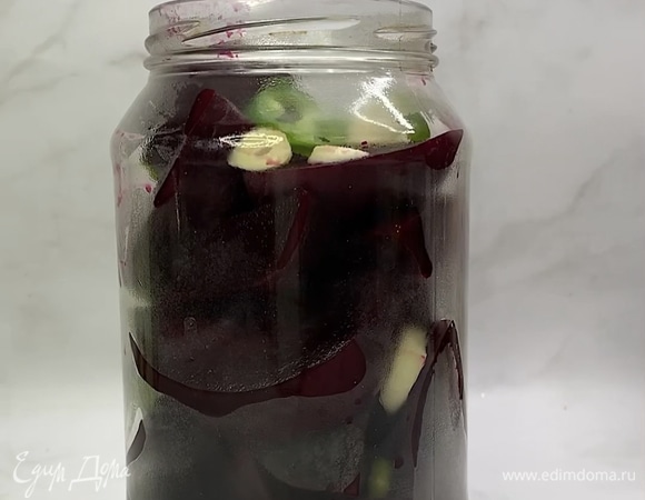 В банку выкладываем свеклу, чеснок и острый перец.