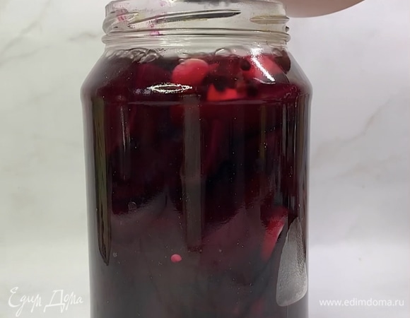 Заливаем теплым маринадом так, чтобы он полностью покрывал свеклу. Закрываем крышкой, оставляем остывать и после убираем в холодильник.