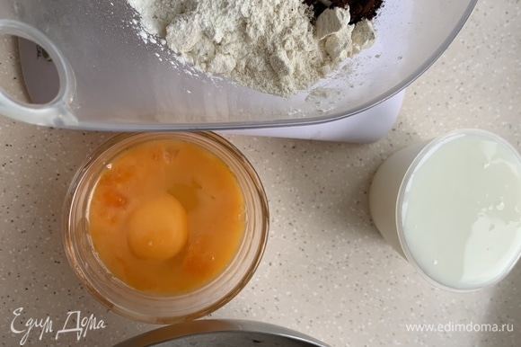 Для теста соединяем сухие ингредиенты. Яйца взбиваем с сахаром, добавляем кефир, соду и нашу сухую смесь. Для начинки соединяем все продукты. При необходимости творог перетереть через сито или блендером пюрировать в однородную массу.