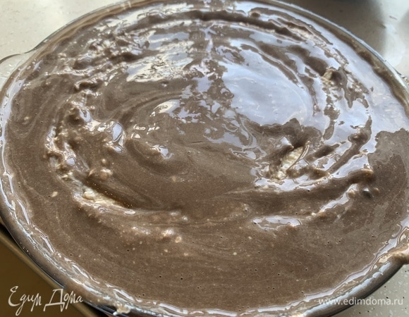 Выпекаем 45 минут (лучше проверить на готовность) при 180°C. Оставляем в духовке с приоткрытой дверцей минут на 15. Спуск-подъем, как у обычных запеканок, не особо заметен, высота не теряется. Охладить, прежде чем перекладывать. Приятного аппетита!