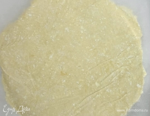 Выкладываем тесто на бумагу для выпечки, сверху накрываем тоже бумагой для выпекания и раскатываем скалкой.