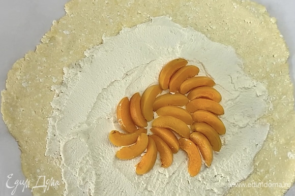 На середину галеты по желанию добавляем рикотту, затем выкладываем нарезанные абрикосы, отступив 3–5 см от края галеты.