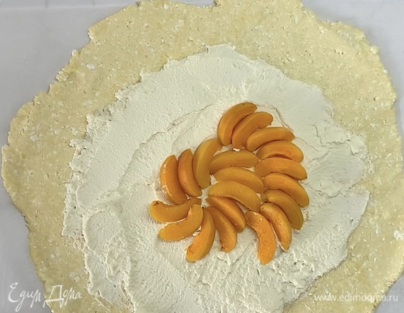 На середину галеты по желанию добавляем рикотту, затем выкладываем нарезанные абрикосы, отступив 3–5 см от края галеты.