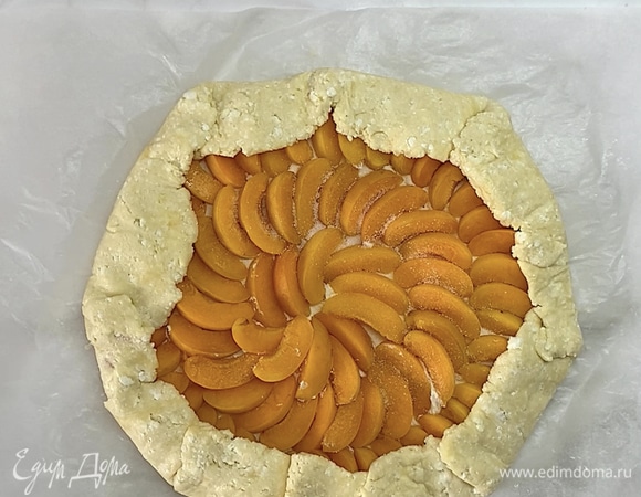 Посыпаем сахарозаменителем (сахаром или медом), аккуратно заворачиваем края галеты.