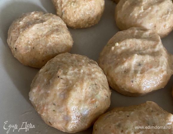 Перемешиваем, формируем котлетки небольшого размера и складываем на тарелку. Формировать котлеты легче, когда руки смочены водой. Отправляем заготовки в холодильник на 1 час.