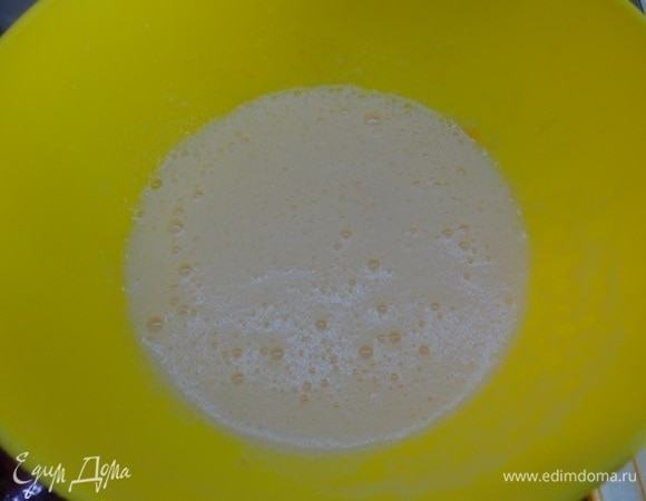 Разогрейте духовку до 180°C. Дно разъемной формы диаметром 24 см застелите пекарской бумагой, смажьте ее маслом. Измельчите орехи почти в муку. Желтки отделить от белков. Желтки взбить с сахаром до получения пышной светлой массы. Соедините желтки с мукой и орехами.