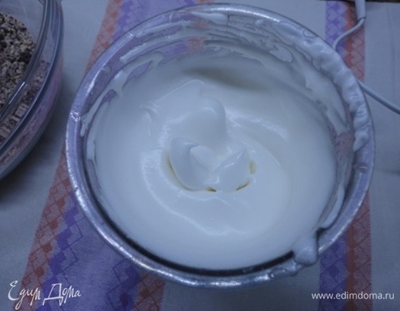 Взбейте белки до мягких пиков и выложите их к смеси желтков, муки и орехов. Перемешайте лопаткой аккуратными движениями сверху вниз. Перелейте тесто в форму и выпекайте 25–30 мин.