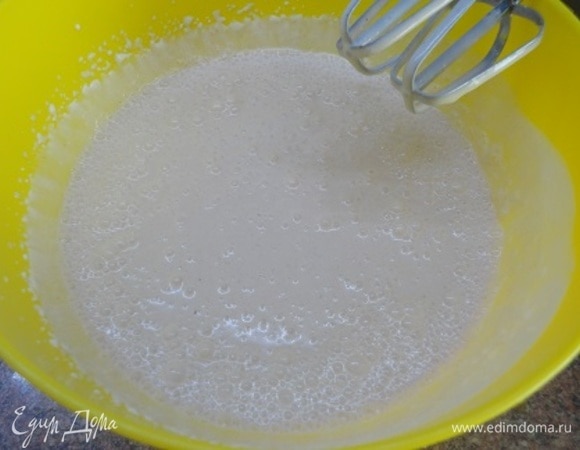 Для крема сварите крепкий кофе и остудите. Залейте остывшим кофе желатин и оставьте на 10 минут. Когда желатин набухнет, растопите его на среднем огне, но не кипятите. Остудите. Сливки взбейте с сахаром до мягких пиков, струйкой введите кофе с желатином, коньяк, перемешайте и поставьте в холодильник на 10–15 минут.