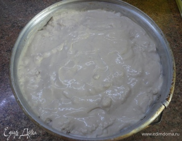 Для пропитки сварите крепкий кофе, смешайте с сахаром, остудите и добавьте коньяк. Один корж выложите опять в разъемную форму срезом вверх и кисточкой нанесите пропитку. Слегка схватившийся крем выложите на корж. Пропитайте второй корж и положите на крем. Уберите торт в холодильник на 2–3 ч.