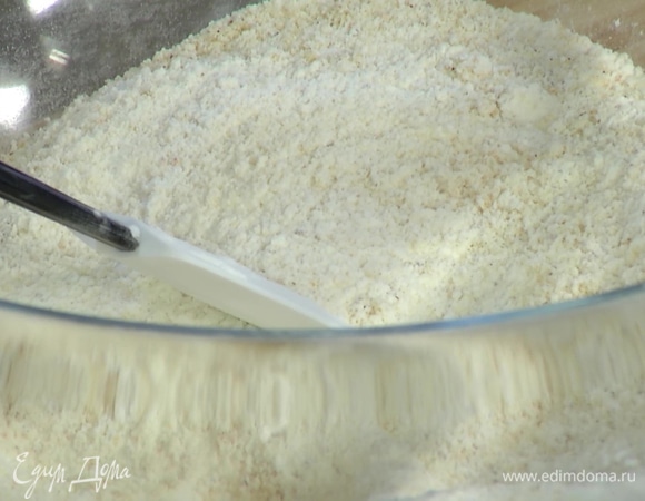 Всю муку, сахар, разрыхлитель, соду и соль смешать в глубокой миске.