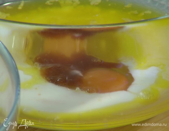 Сливочное масло растопить, добавить кефир, ванильный экстракт, яйца и перемешать все венчиком.