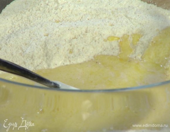 Сливочно-кефирную массу влить к муке с разрыхлителем и вымешать тесто.