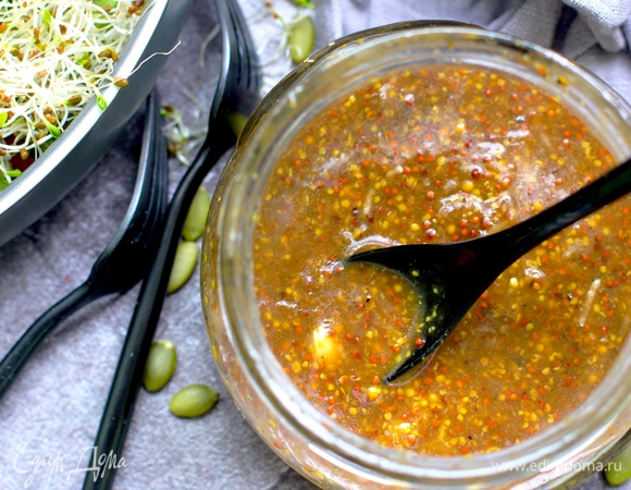 С лимона снять цедру, выдавить сок. Для соуса взять 1 ст. л. лимонного сока и 0,5 ч. л. цедры. Чеснок измельчить. Добавить остальные ингредиенты и взбить до объединения.