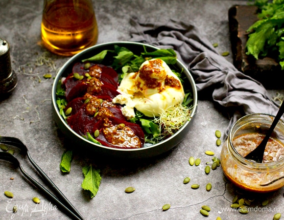 Полить соусом свеклу и сыр, у сыра проткнуть бочок. Посыпать микрозеленью или семечками и подавать.