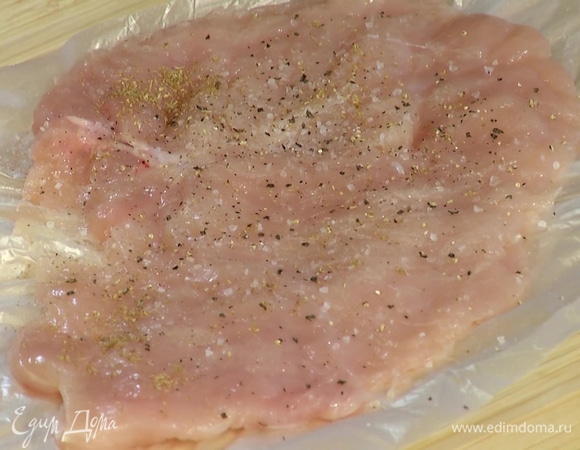 Куриную грудку отбить молотком, с двух сторон посолить и поперчить, посыпать молотой зирой и кориандром, сбрызнуть оливковым маслом.