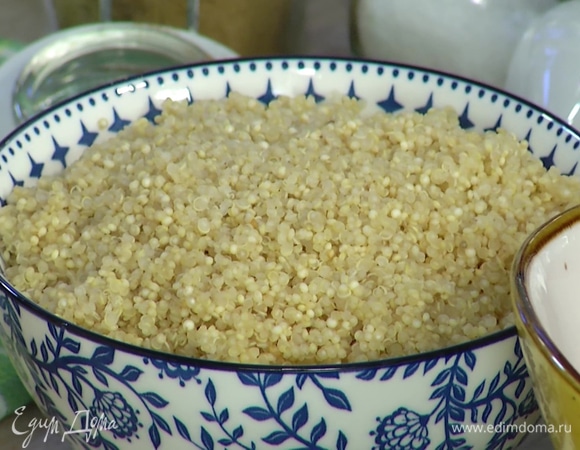 Киноа предварительно отварить согласно инструкции на упаковке.