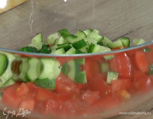 Помидоры, редиску и огурцы нарезать небольшими кубиками и выложить в глубокую миску.