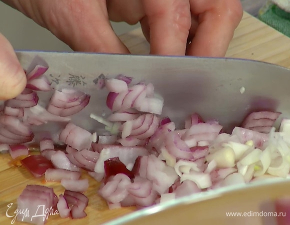 Красный лук почистить, мелко нарезать и добавить к овощам.