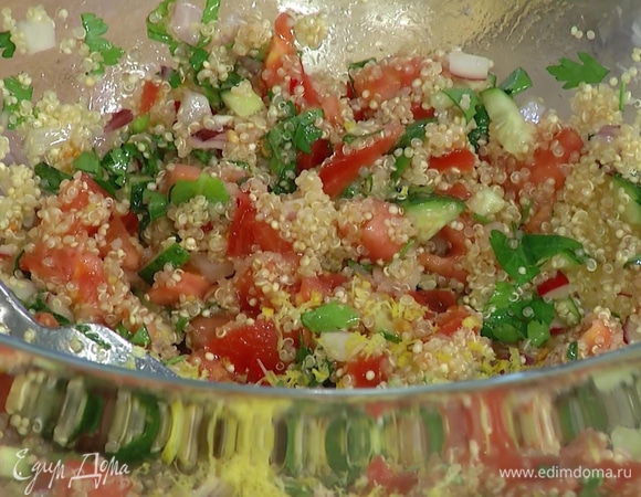 Петрушку и листья мяты измельчить и выложить к овощам, добавить киноа, сок и цедру лимона, все посолить и перемешать.