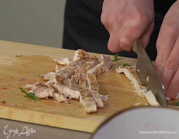 Готовую грудку нарезать небольшими кусочками, добавить в салат, все перемешать.