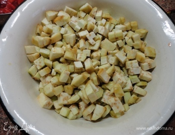 Баклажаны очистить от кожицы и нарезать кубиками. Посолить и оставить на 15–20 минут. Затем сполоснуть водой и отжать. Обжарить на горячем растительном масле до золотистой корочки.