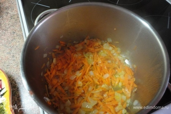 В глубоком сотейнике обжарить нарезанный кубиками лук, затем добавить натертую морковь и болгарский перец.