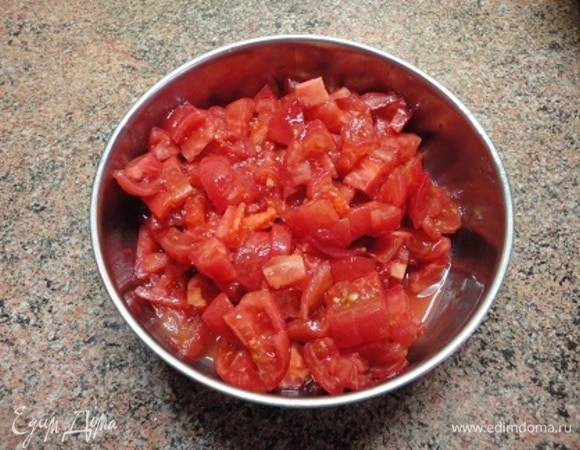 Помидоры очистить от кожицы и нарезать кубиками.