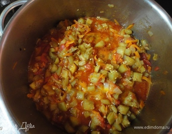 В сотейнике соединить жареные овощи и добавить томаты. Посолить, поперчить и потушить при медленном кипении 15–20 минут, периодически помешивая.