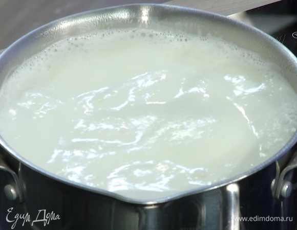 Молоко довести до кипения и снять с огня.