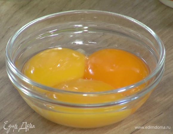 Желтки отделить от белков.