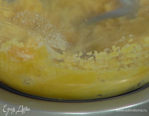 Желтки и сахар поместить в чашу комбайна и взбить, затем, продолжая взбивать, добавить 50 г размягченного сливочного масла, хлебный мякиш с молоком и ванильный экстракт.