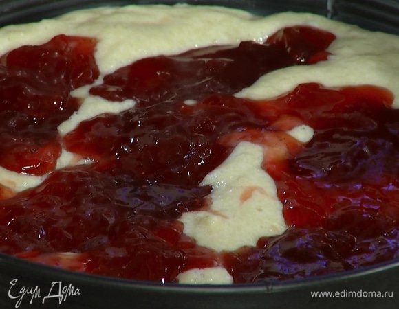 Разъемную форму для выпечки смазать сливочным маслом, выложить половину теста и разровнять, затем добавить слой джема и оставшееся тесто.