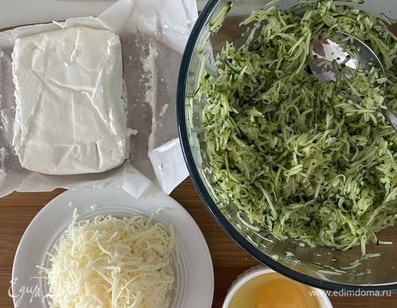 Натереть кабачки (у меня цукини) на мелкой терке. У меня домашние, я не очищаю. Посолить и отставить на 20 минут, спустя время хорошо отжать всю воду.