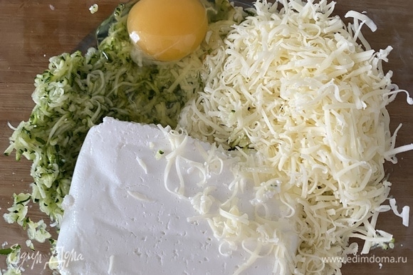 Добавить яйца, творог, тертый сыр и муку. Вымешать ложкой до однородности.