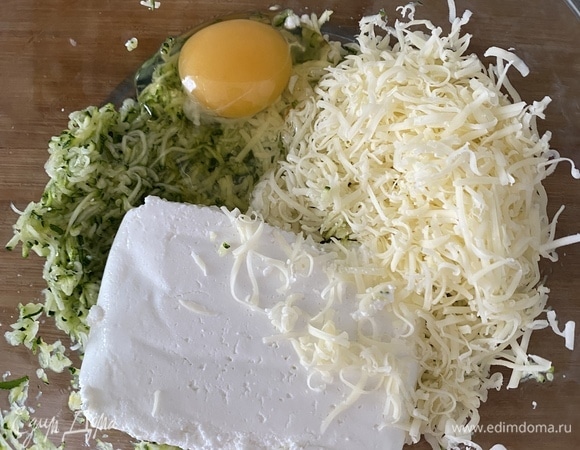 Добавить яйца, творог, тертый сыр и муку. Вымешать ложкой до однородности.