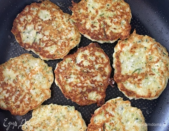 Жарить на среднем огне до румяной корочки. Подавать теплыми. Приятного аппетита!