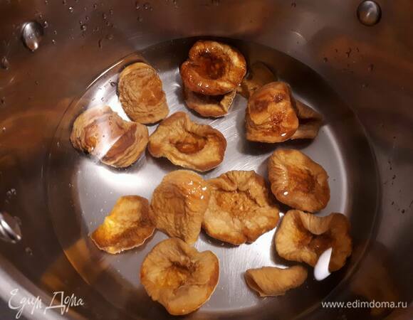 Замочите персики на ночь в 2 л холодной воды. Можно также замочить и пшеницу.