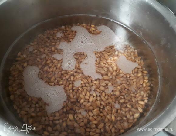 Отварите пшеницу в слегка подсоленной воде. Дайте остыть.