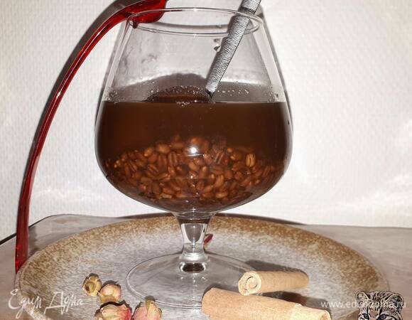 Выложите несколько ложек пшеницы в широкий стакан, затем уложите сверху пару персиков и залейте отваром. Получится вкуснее, если перед подачей вы охладите пшеницу и персики в холодильнике.