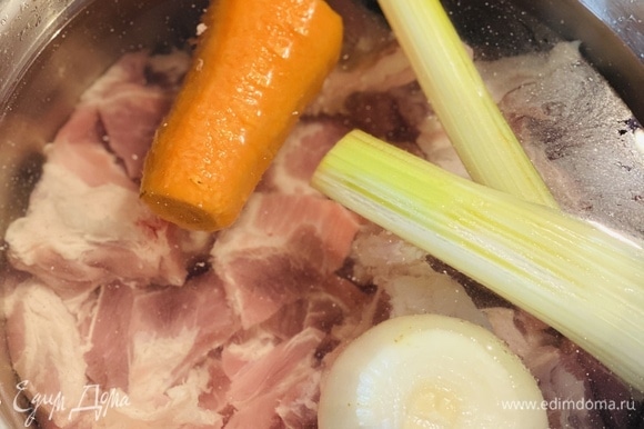 Сварить бульон (мясо нарезать средними кусочками, морковь, луковицу и сельдерей положить целиком). Варить до мягкости мяса. До закипания не забывать убирать пену.