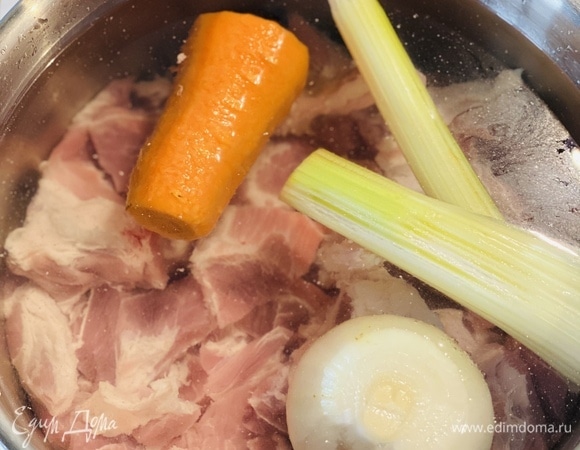 Сварить бульон (мясо нарезать средними кусочками, морковь, луковицу и сельдерей положить целиком). Варить до мягкости мяса. До закипания не забывать убирать пену.
