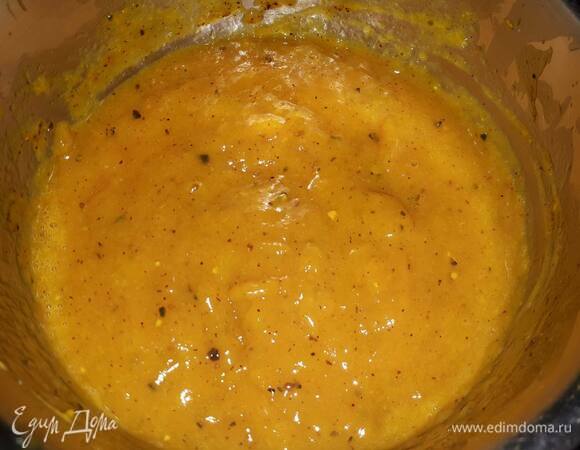 Для чатни очистите и нарежьте манго на кусочки. Добавьте в кастрюлю мед, коньяк (или другой крепкий алкоголь), уксус и специи. Доведите до кипения и оставьте на медленном огне, пока вся жидкость не выпарится. Пропустите мякоть маракуйи через сито, чтобы извлечь сок, и добавьте в чатни. Пюрируйте погружным блендером.