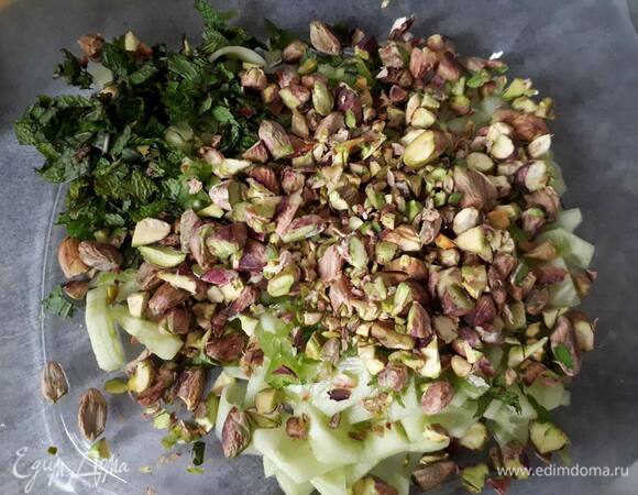 Нарежьте все ингредиенты для салата, заправьте оливковым маслом и лимонным соком. Затем добавьте лук и перемешайте.