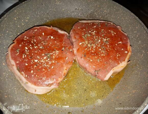 Обмажьте вырезку специями и оливковым маслом. Прожарьте на хорошо разогретой сковородке примерно 3 минуты с каждой стороны (à point), поливая соком от жарки. Затем влейте коньяк и подожгите.