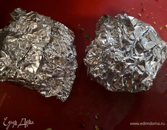 Заверните каждый кусок в фольгу и оставьте на 10 минут. Сок от жарки добавьте в чатни.